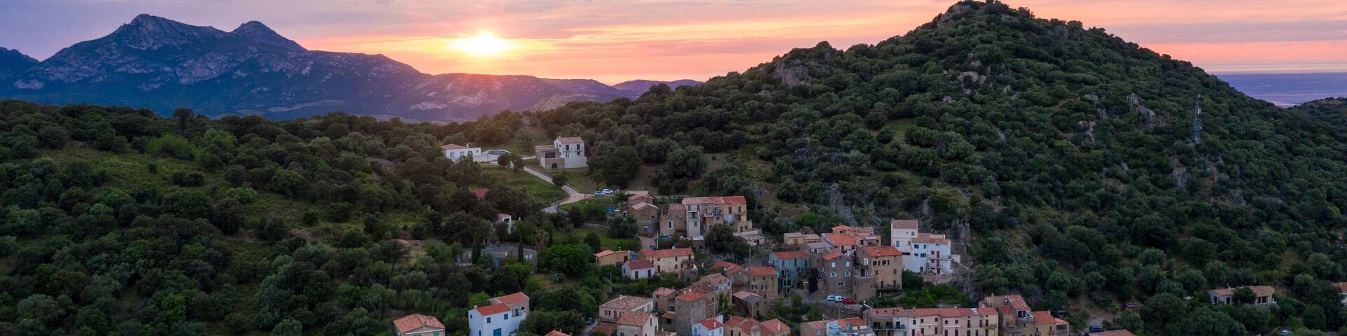 Dorf Moncale bei Calenzana auf Korsika zum Sonnenuntergang