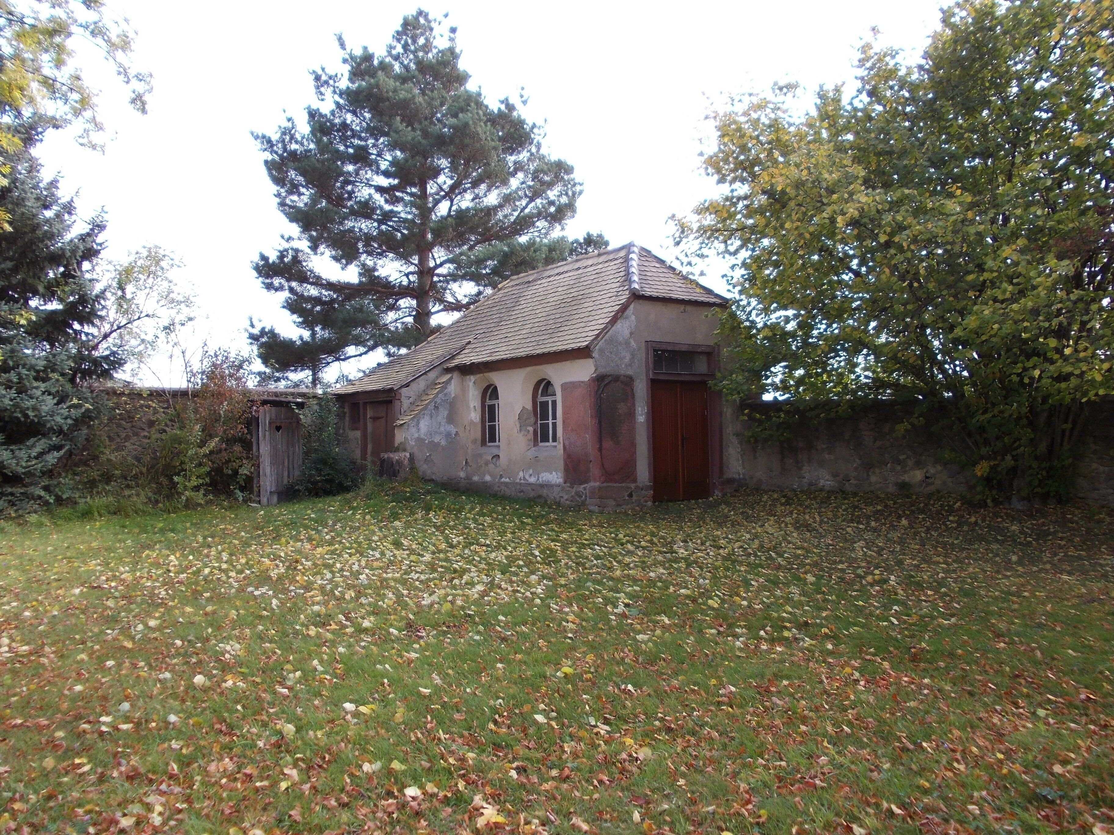 Building at a corner of the churchyard in Glasten (Bad Lausick, Leipzig district, Saxony)