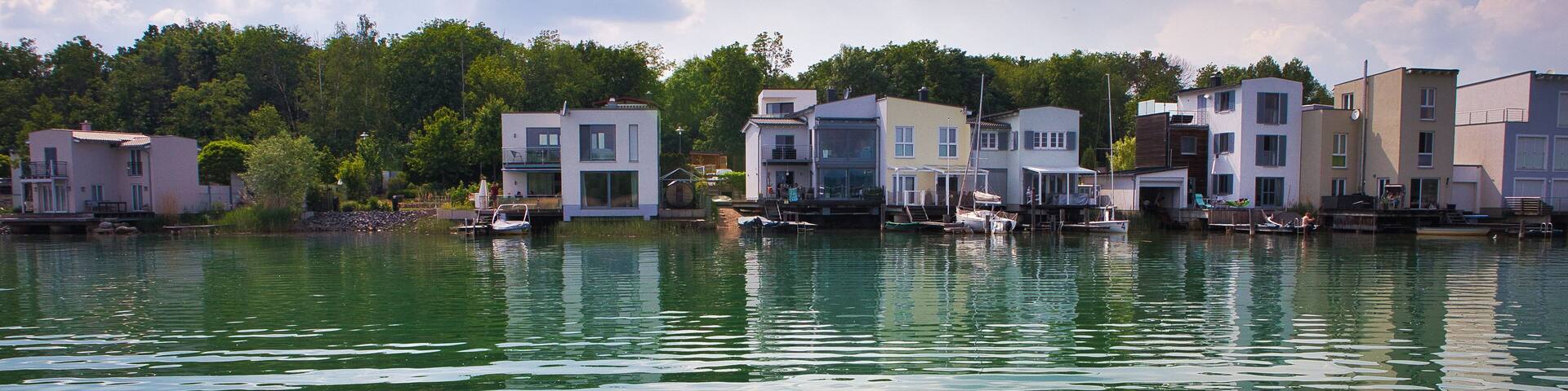 Moderne Ferienhäuser und schwimmende Häuser am Ufer des Hainer Sees bei Leipzig, Neuseenland, Neukieritzsch, Landkreis Leipzig, Sachsen, Deutschland