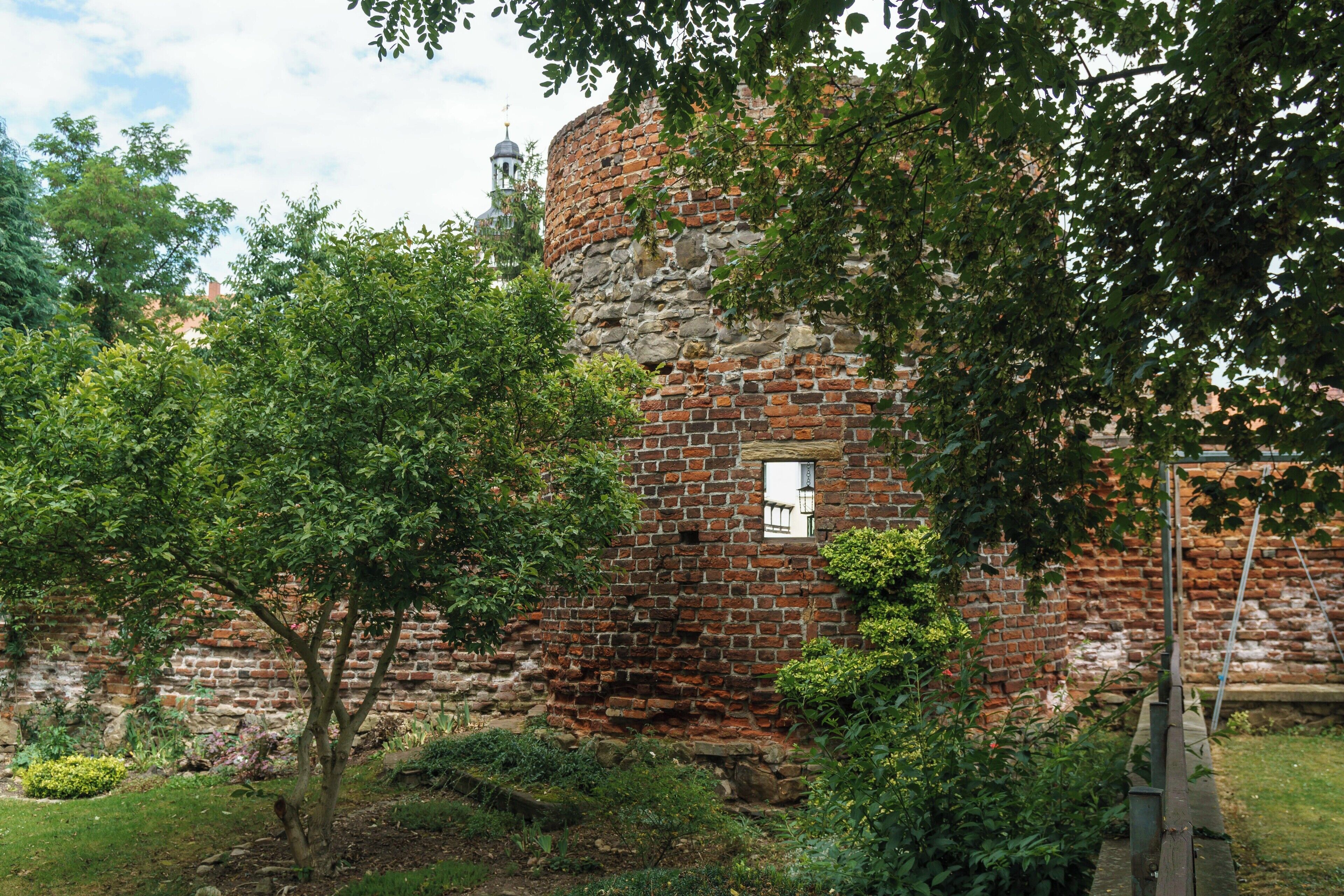 Reste der Stadtmauer und eines Wehrturms im Klostergarten nahe der Katholischen Kirche in Pegau