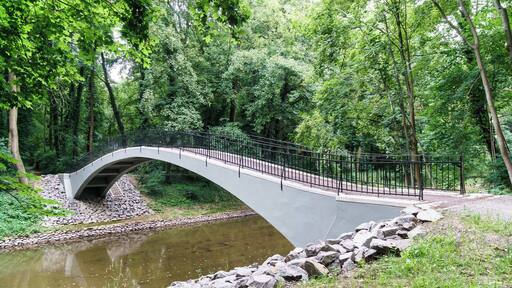 Bogenbrücke im König Albert-Hain von Pegau