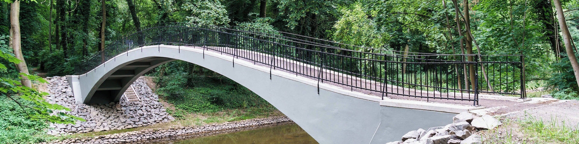 Bogenbrücke im König Albert-Hain von Pegau