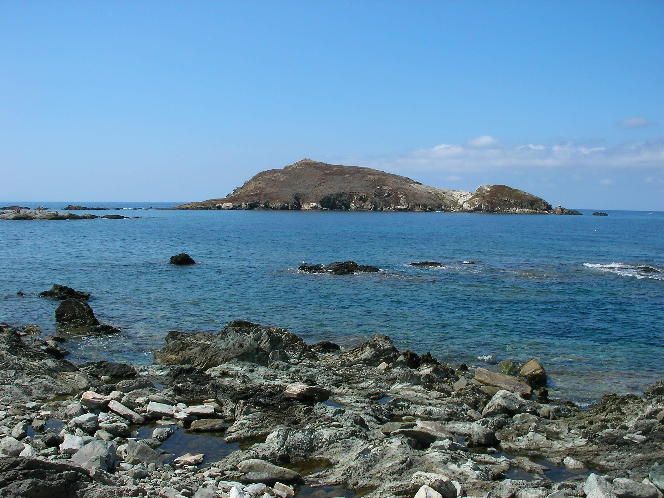 Mer et rocher à Centuri-Port (Haute-Corse, France).