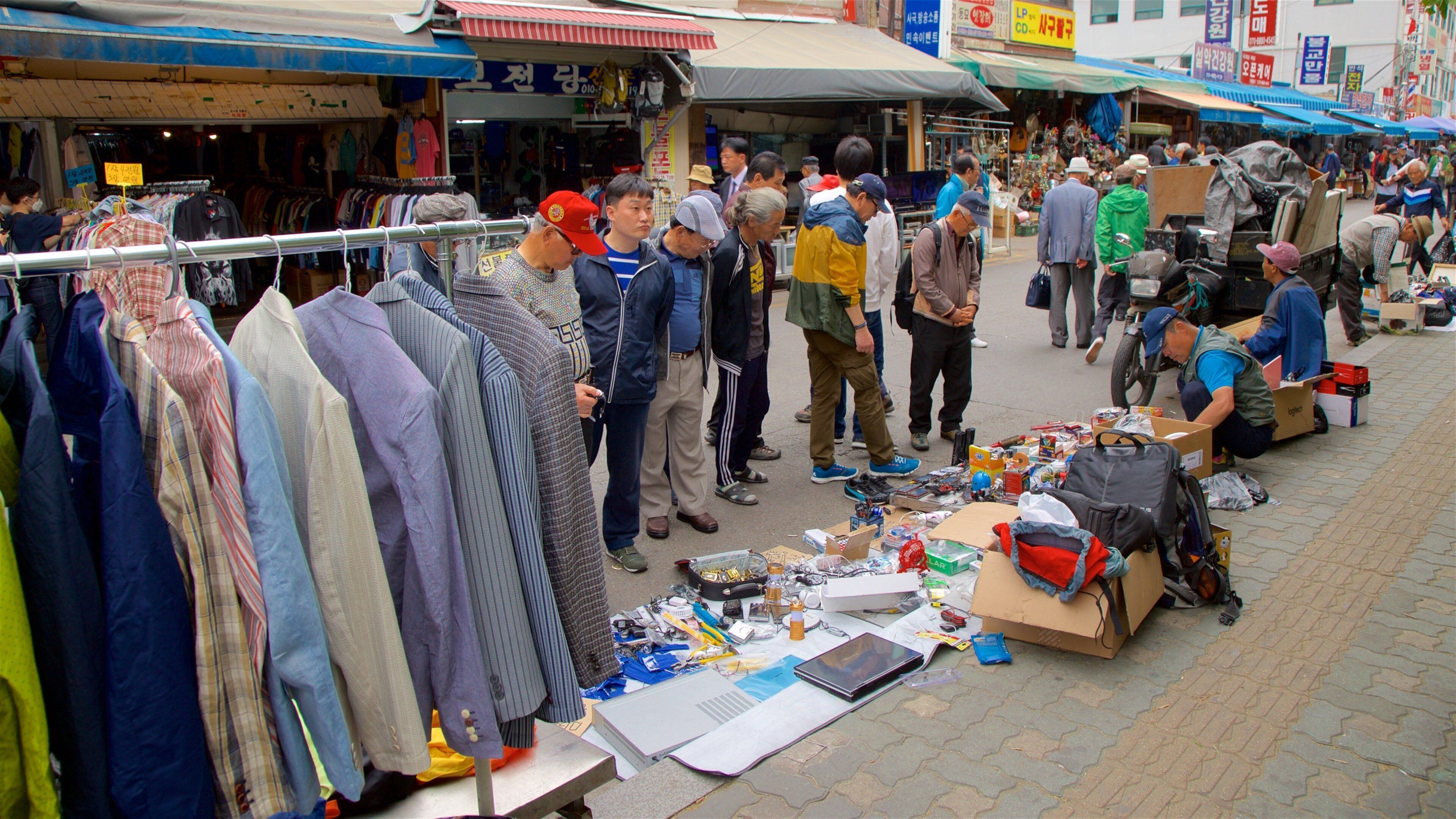 Marché traditionnel de Gwangjang montrant marchés aussi bien que petit groupe de personnes