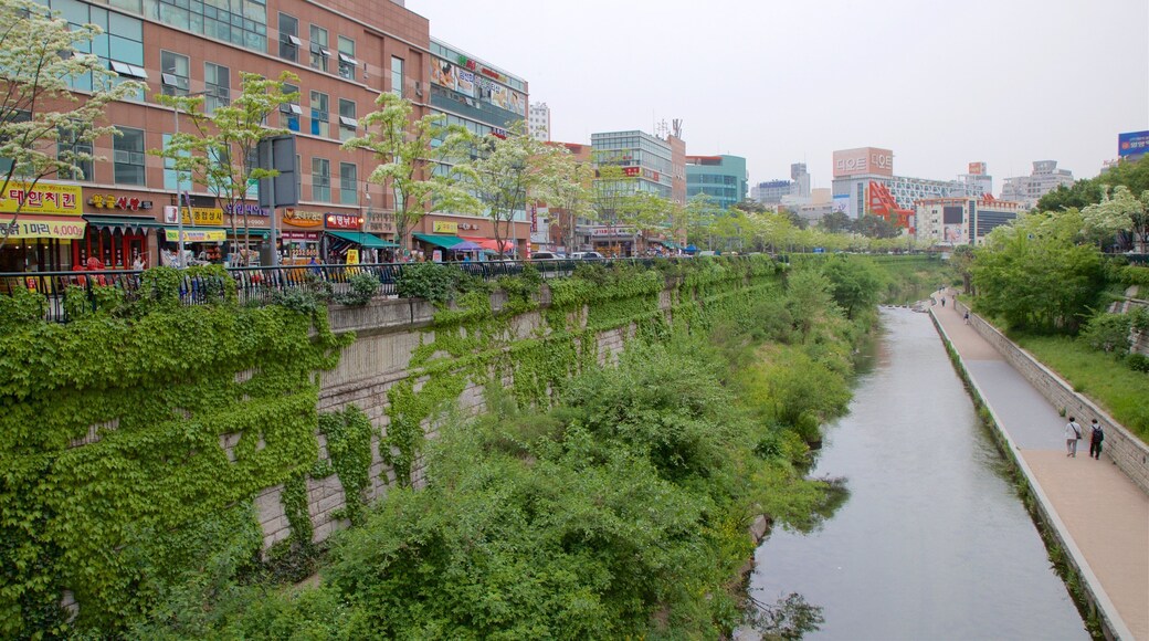 Gwangjang Traditional Market which includes a park, a city and a river or creek