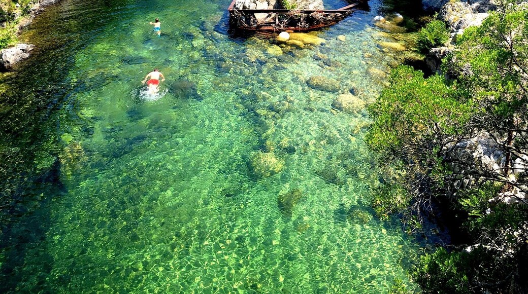 This whole stretch of river has great places for wild swimming