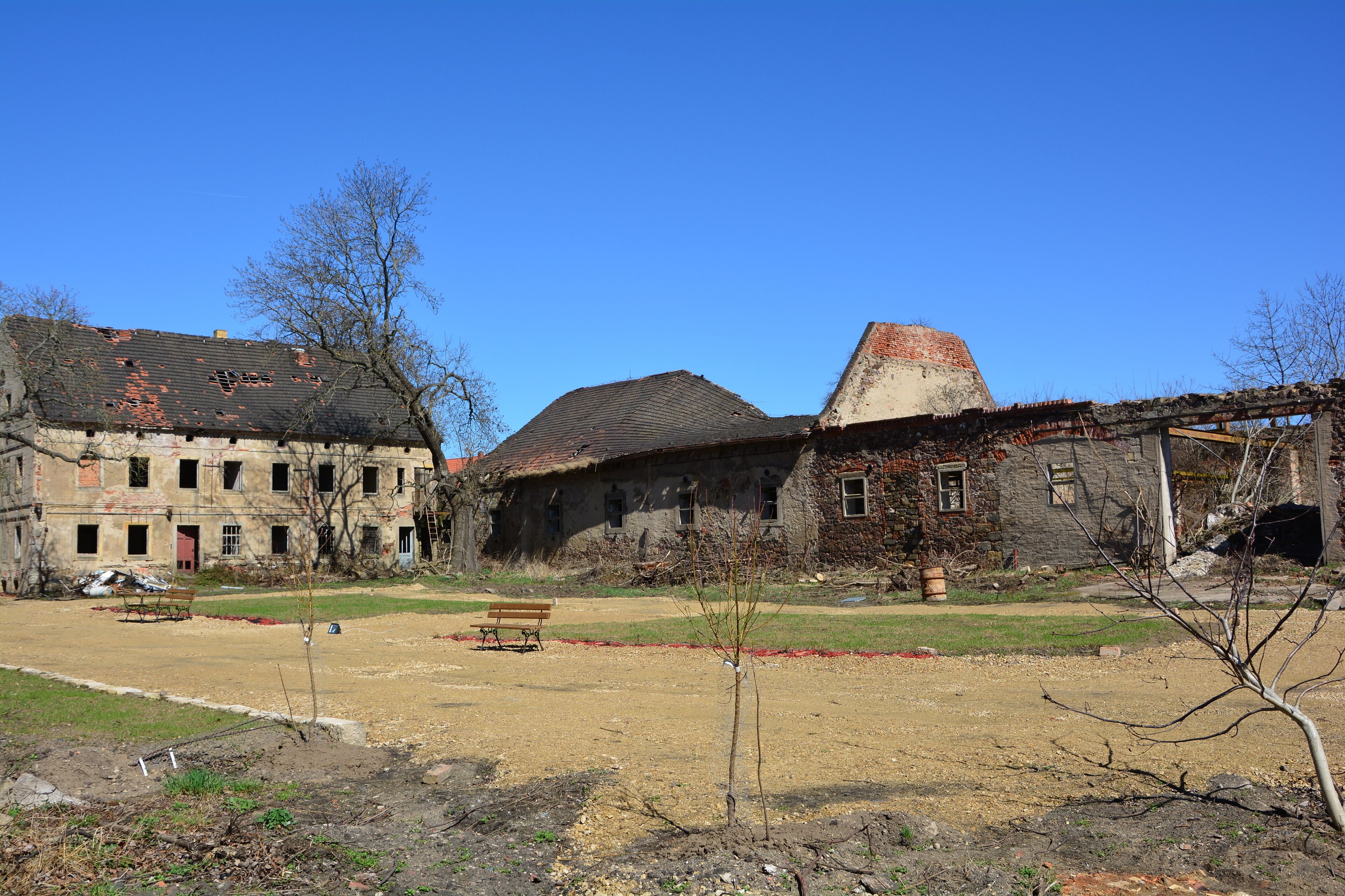 1551 wurde ein Vorwerk Bobersen genannt und dem Rittergut Promnitz untergeordnet war. 1696 wurde es ein Rittergut und der Schlossbau erfolgte unter Georg Ernst von Borau. Endlich erfolgt eine Sanierung des Anwesens. Wirtschaftshof.Zustand 2018