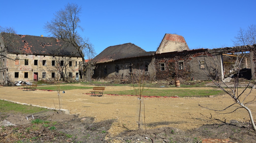 1551 wurde ein Vorwerk Bobersen genannt und dem Rittergut Promnitz untergeordnet war. 1696 wurde es ein Rittergut und der Schlossbau erfolgte unter Georg Ernst von Borau. Endlich erfolgt eine Sanierung des Anwesens. Wirtschaftshof.Zustand 2018
