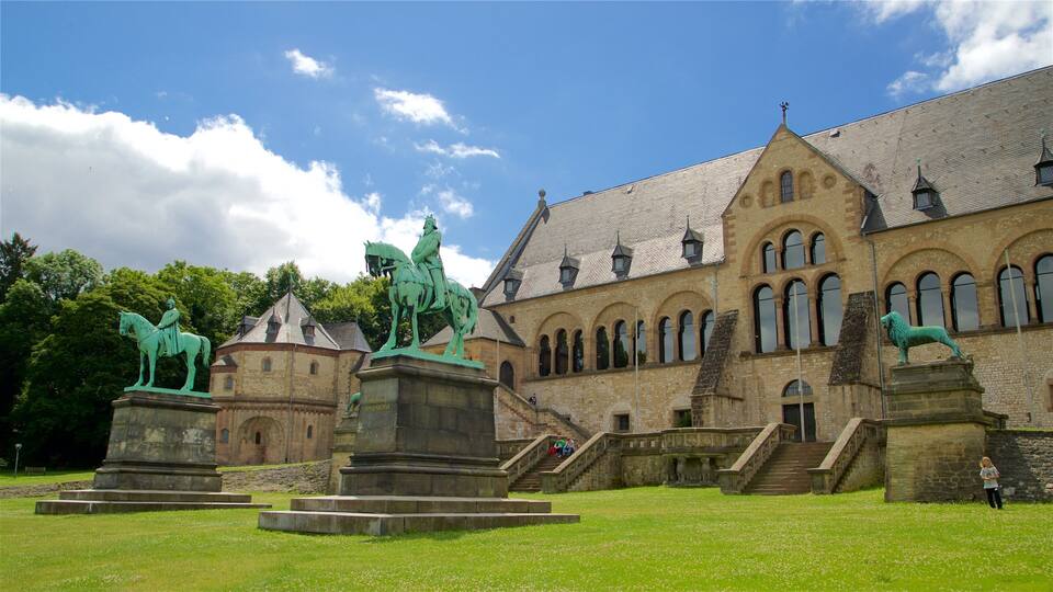 Un edificio histórico con estatuas de un jinete y un león.