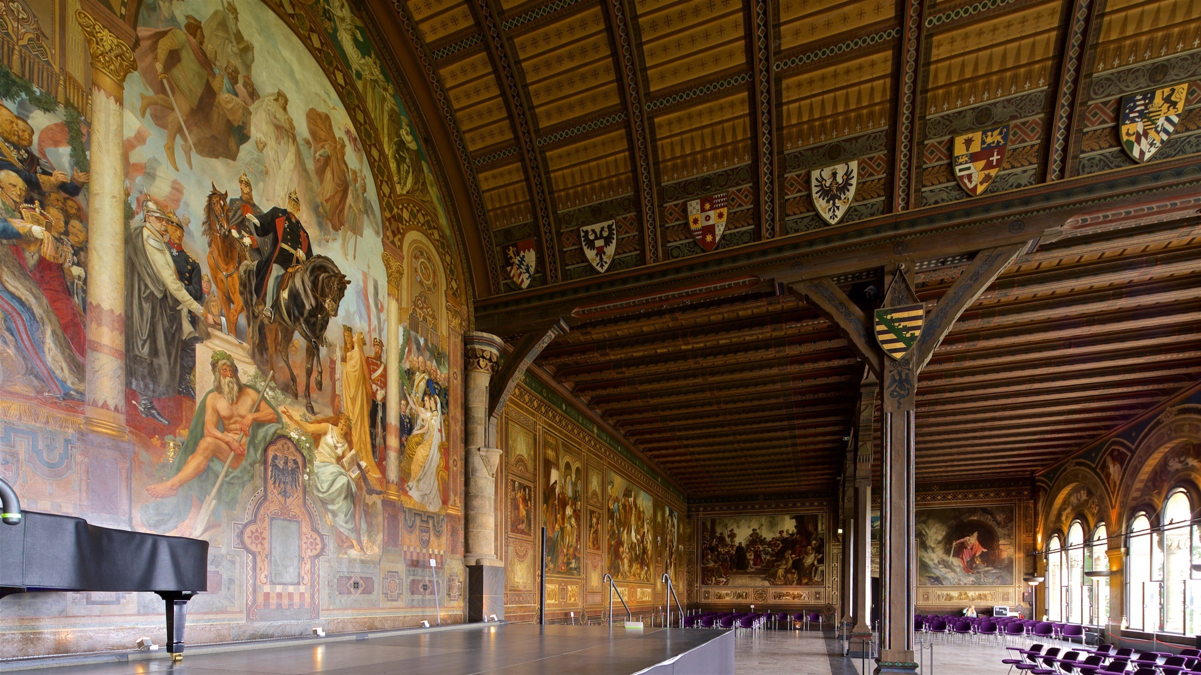 Kejsarpalatset i Goslar som visar en kyrka eller katedral, religiösa element och interiörer