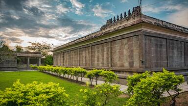 Sri Appan Venkatesa Perumal Temple is dedicated to Hindu God Vishnu located at Thiru Mukkoodal Village in Kanchipuram District of Tamilnadu. This temple is located on 3 banks of the rivers. ASI site.
