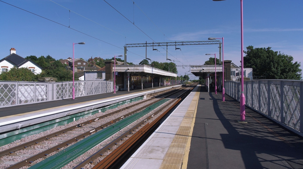 Looking east along the westbound platform at Benfleet railway station.