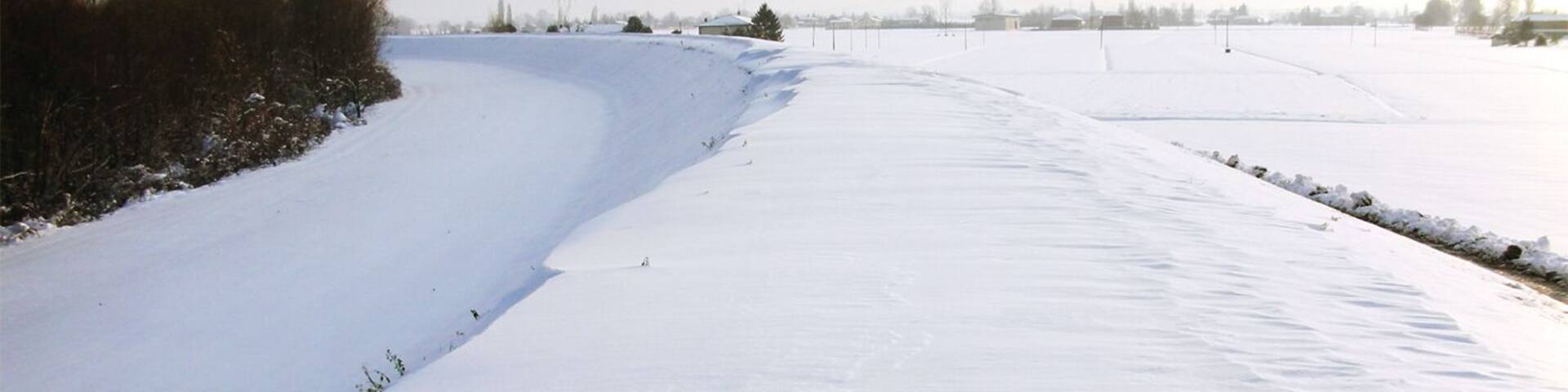 Padulle, argine reno innevato