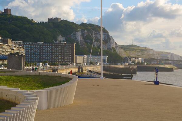 Dover Beach welches beinhaltet Berge, Küstenort und Sandstrand