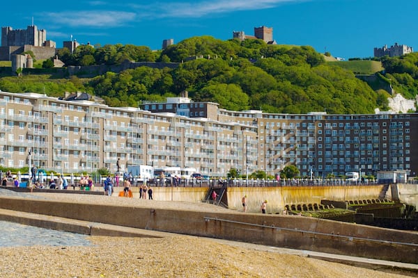 Plage de Douvres montrant patrimoine architectural et plage aussi bien que important groupe de personnes