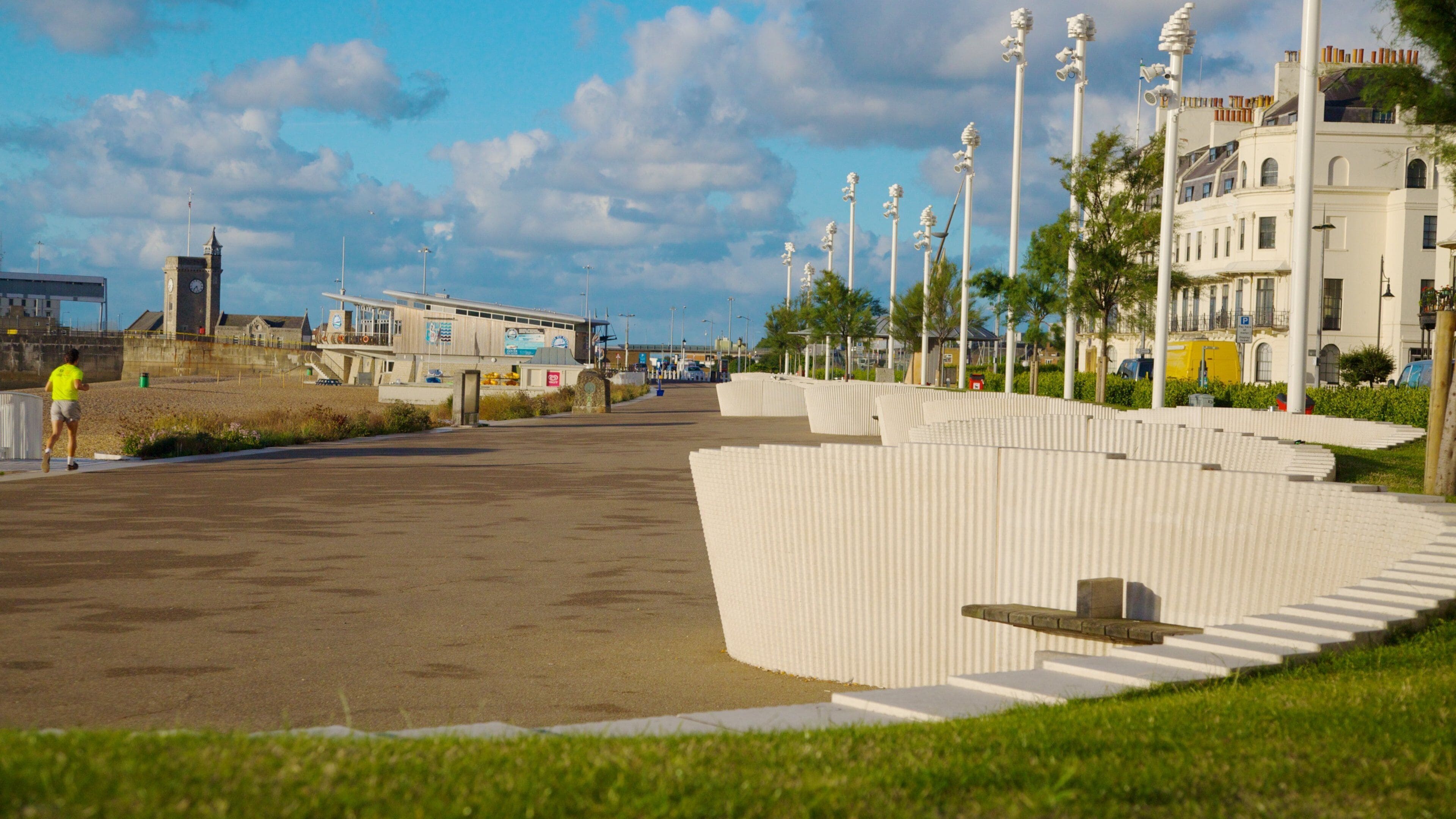 Dover Beach som inkluderer kystby og gatescener i tillegg til en mann