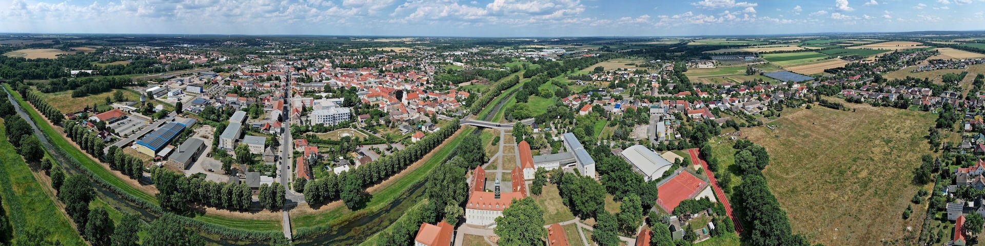 Elsterwerda, Elsterschloßgymnasium mit Stadt, 180°-Panorama 2023