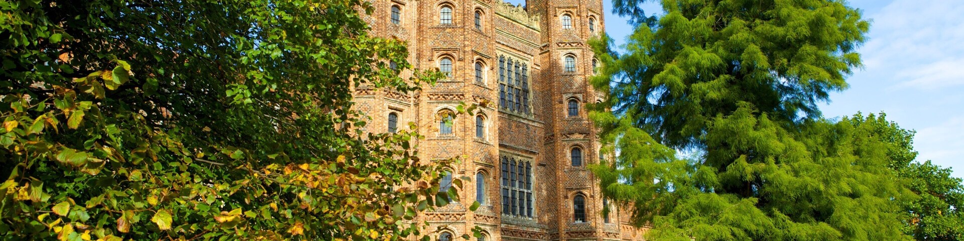 Layer Marney Tower som viser kulturarvsgenstande, en have og et slot