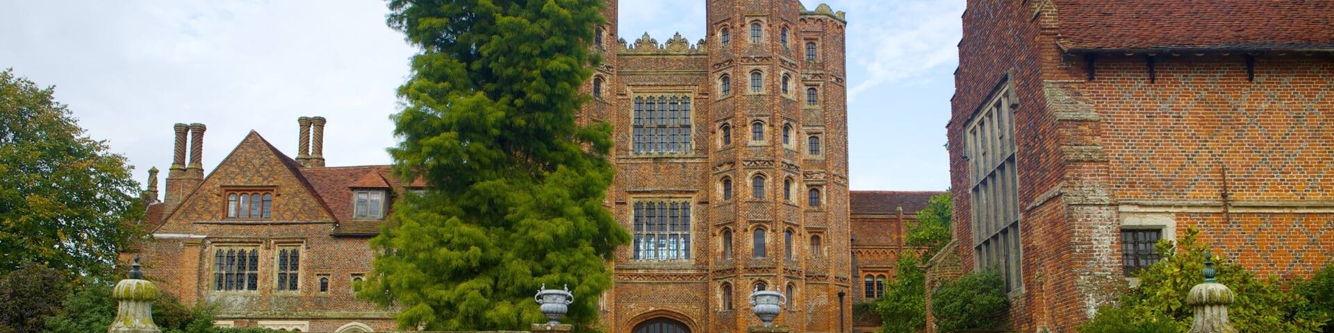 Layer Marney Tower mostrando um parque, um castelo e arquitetura de patrimônio