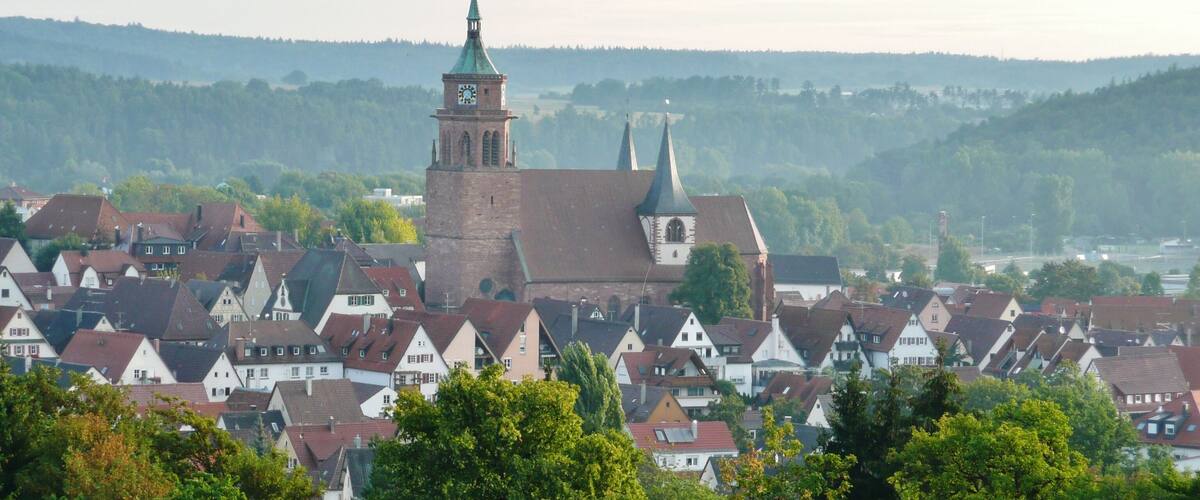 Weil der Stadt (Über dem Stadtkern erhebt sich die ab dem 15. Jahrhundert errichtete Stadtkirche St. Peter und Paul, ein spätgotischer Hallenbau mit drei Türmen)