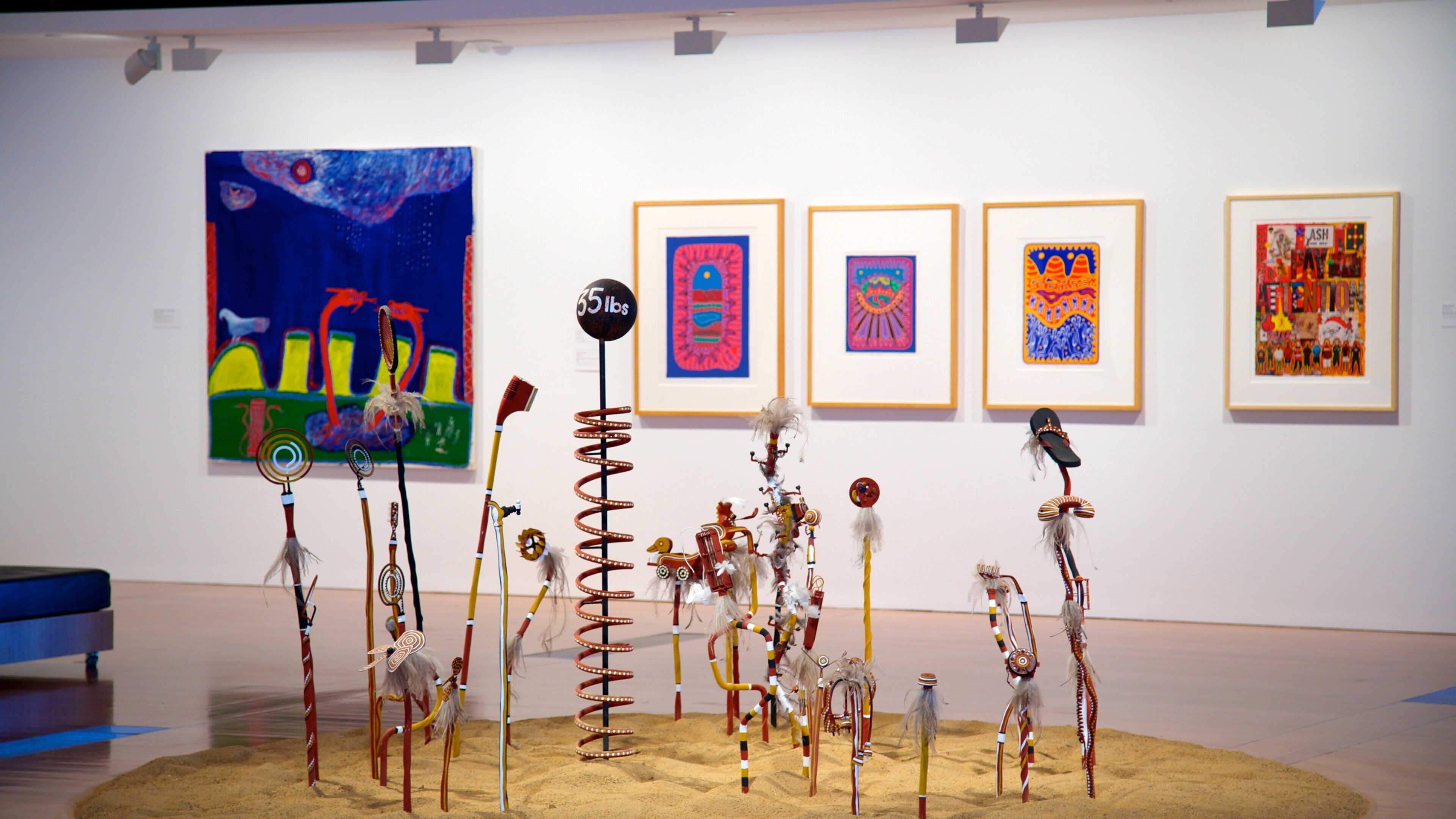 Galerie d\'art moderne montrant vues intérieures et art