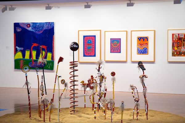 Galerie d\'art moderne montrant vues intérieures et art