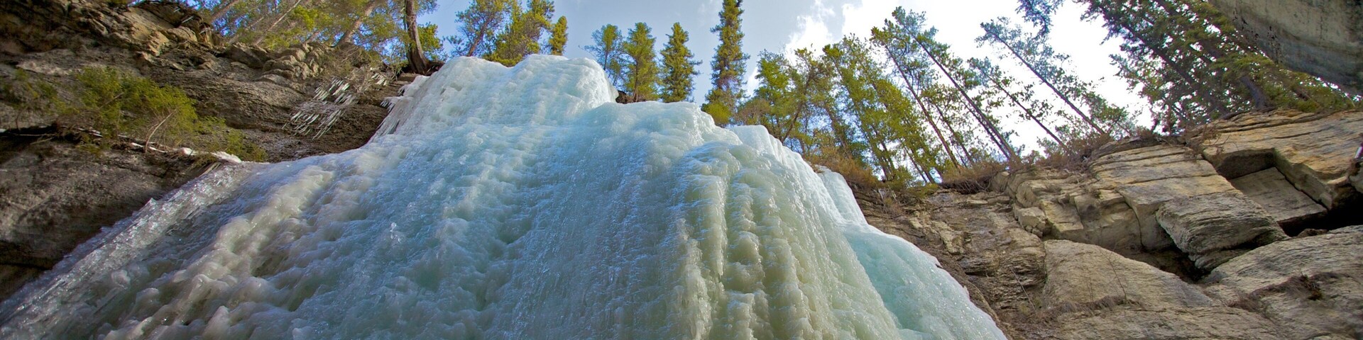 Maligne Canyon welches beinhaltet Wasserfall, Schnee und Landschaften