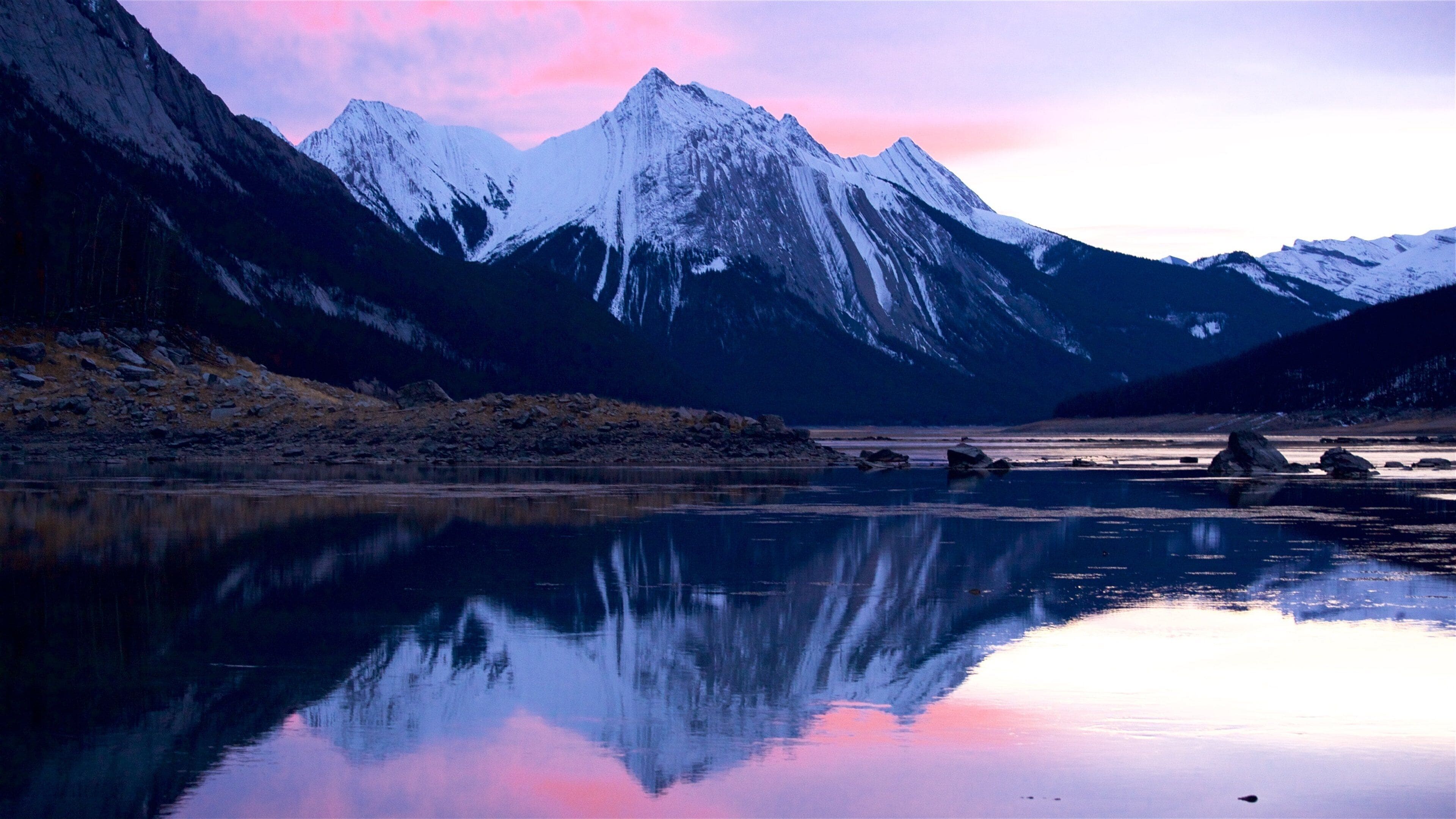 Medicine Lake toont een zonsondergang, een meer of poel en bergen