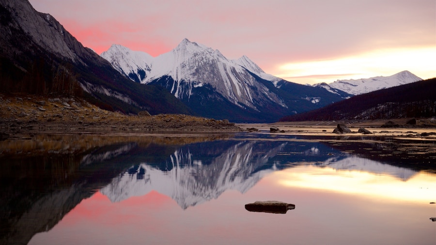 Lac Medecine qui includes coucher de soleil, scÚnes tranquilles et lac ou étang