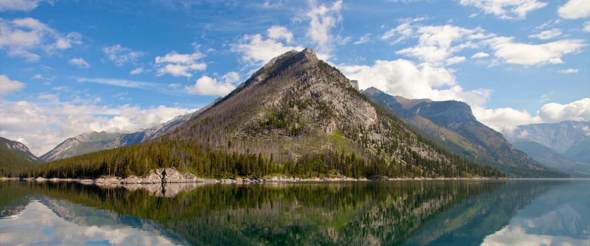 Lac Minnewanka mettant en vedette montagnes et panoramas