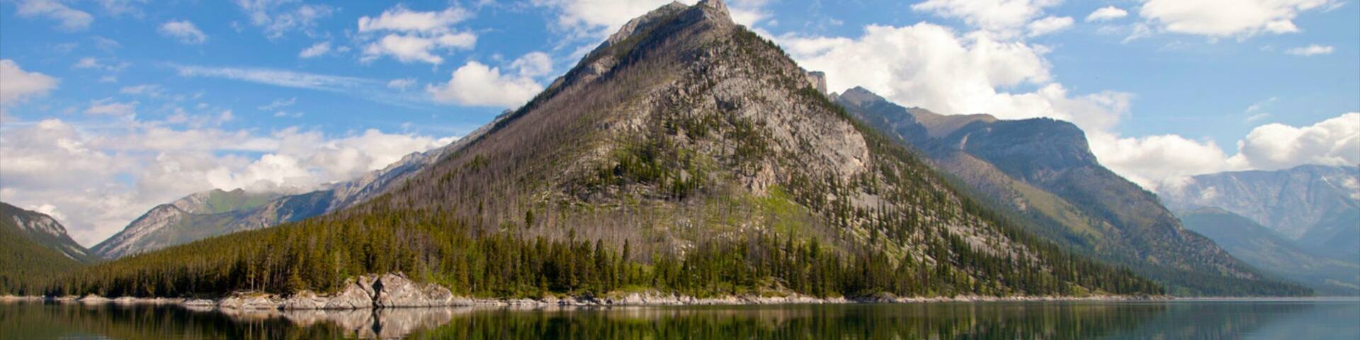 Lake Minnewanka showing mountains and landscape views