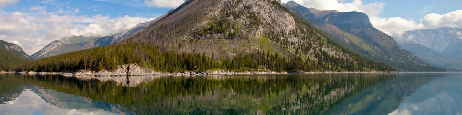 Lake Minnewanka showing mountains and landscape views