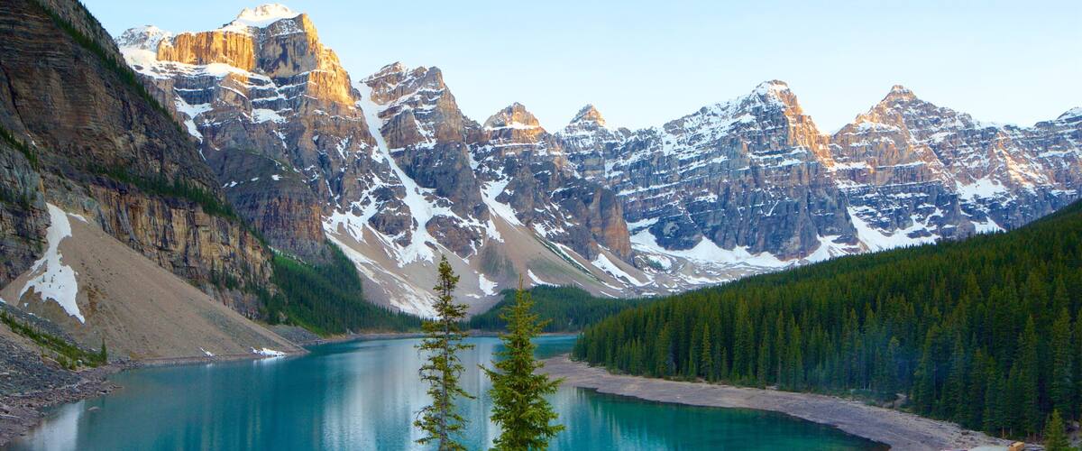 Lac Moraine mettant en vedette neige, lac ou étang et panoramas