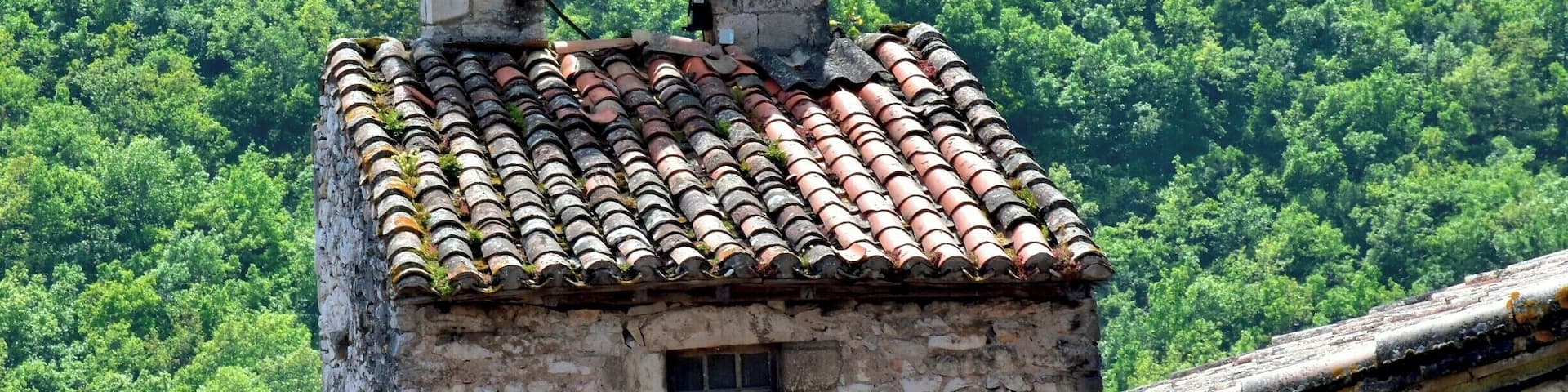 Just 25km west of the much-visited Cordes-sur-Ciel is this spectacular village, topped by two competing chateaux perched on the edge of a cliff overlooking the Aveyron River.
