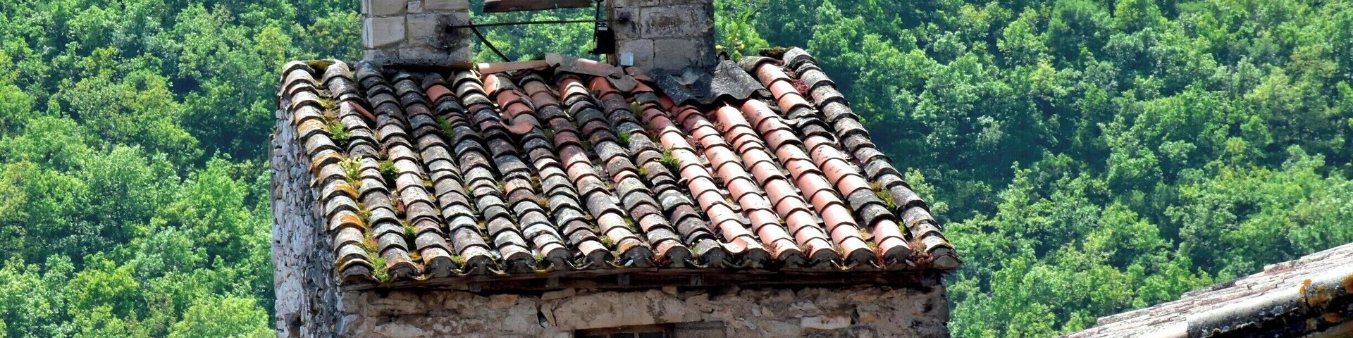 Just 25km west of the much-visited Cordes-sur-Ciel is this spectacular village, topped by two competing chateaux perched on the edge of a cliff overlooking the Aveyron River.