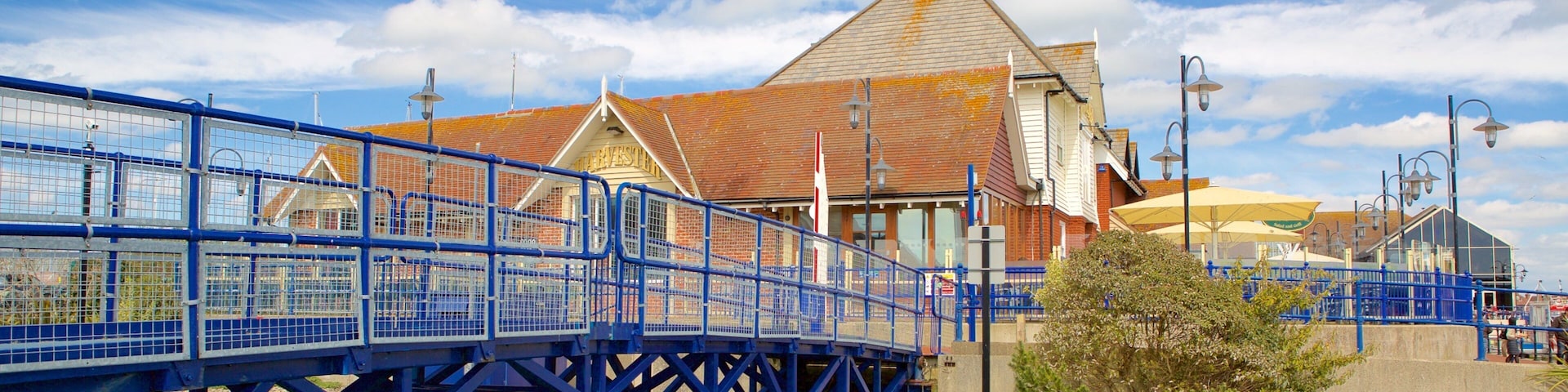 Sovereign Harbour caracterizando uma ponte e um rio ou córrego