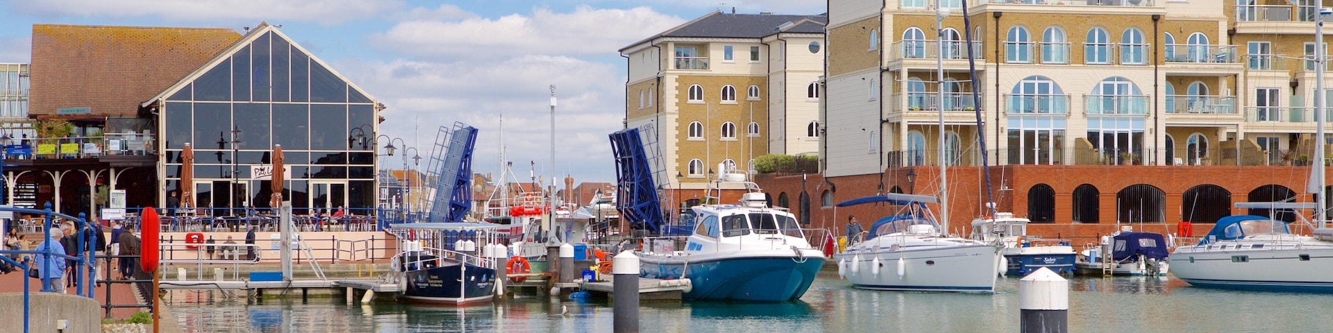 Sovereign Harbour qui includes ville et baie ou port