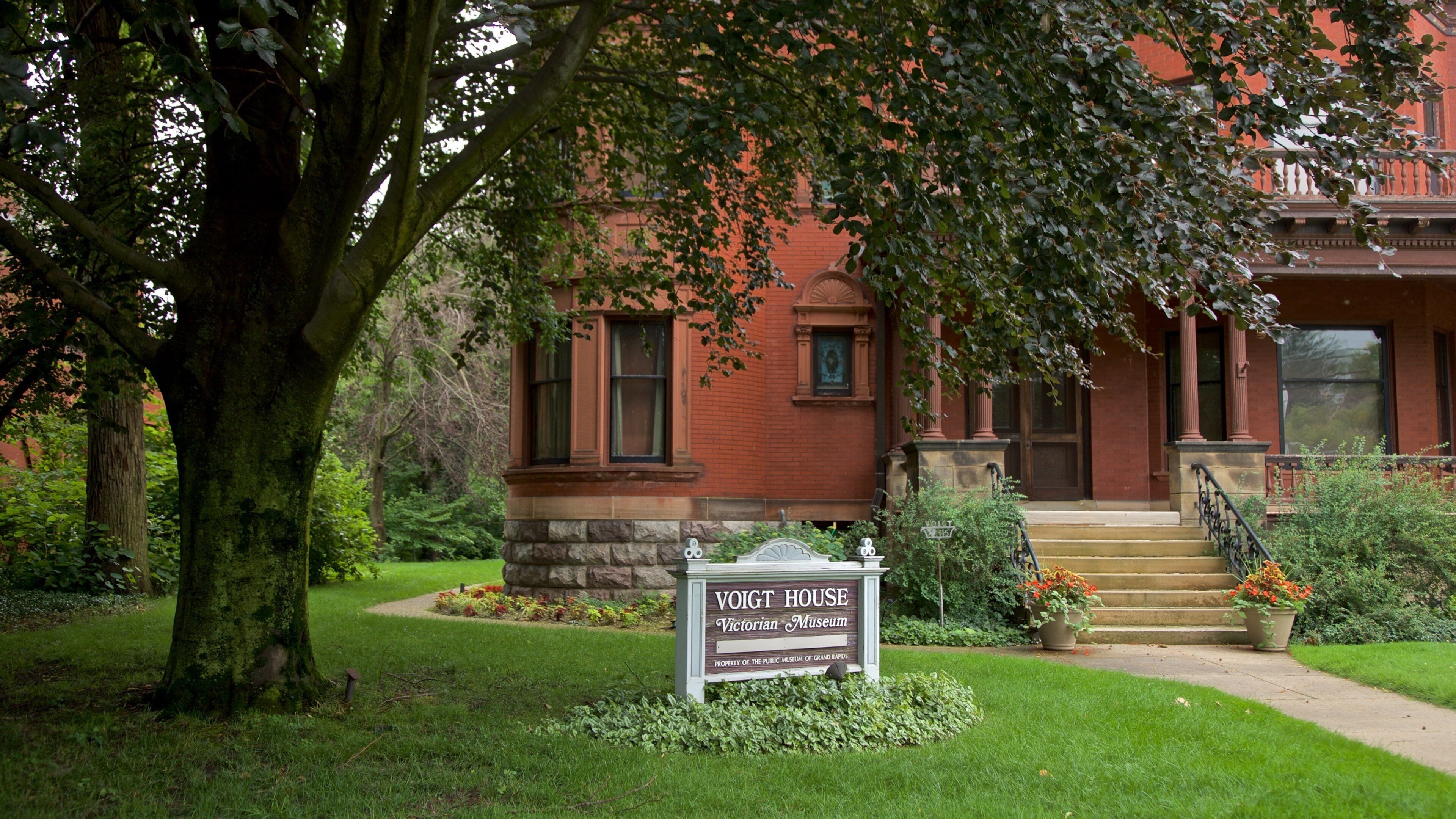 Heritage Hill Historic District showing signage and a house