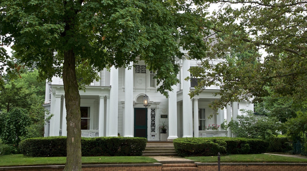 Heritage Hill Historic District showing a house