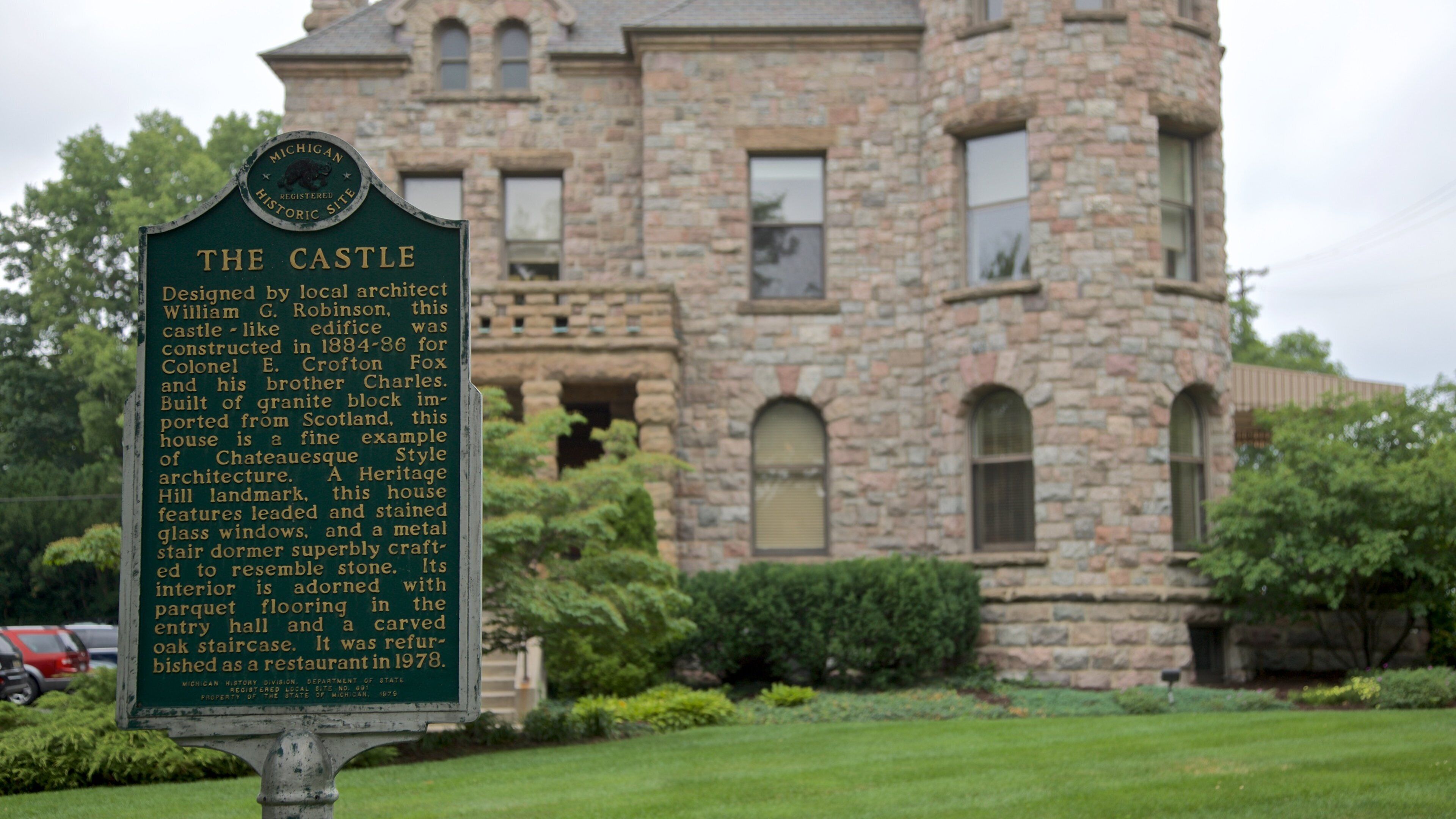 Heritage Hill Historic District che include architettura d\'epoca, segnaletica e oggetti d\'epoca