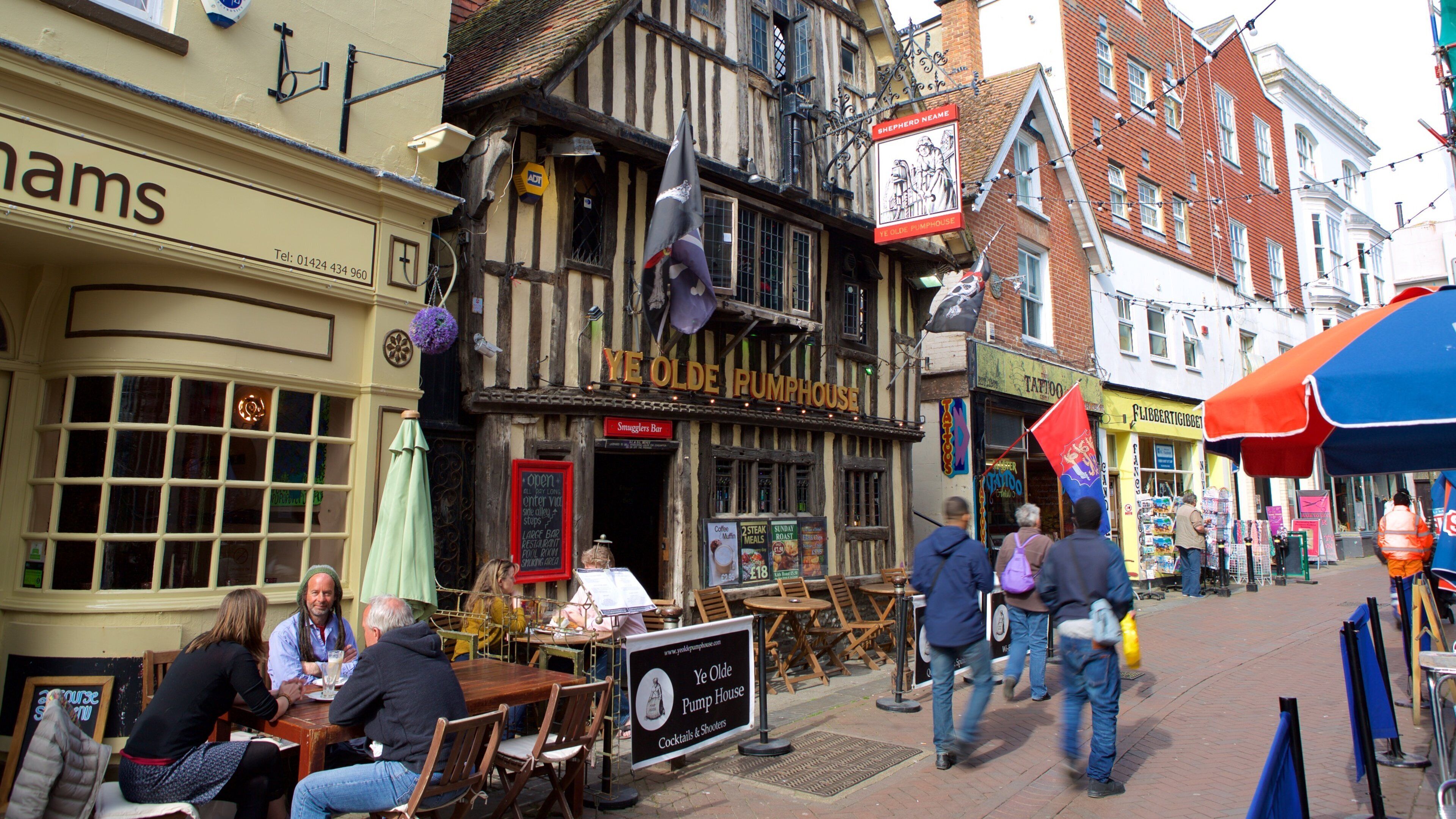 Hastings showing cafe lifestyle, outdoor eating and street scenes