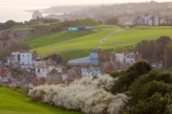 Hastings Country Park qui includes petite ville ou village, vues littorales et parc