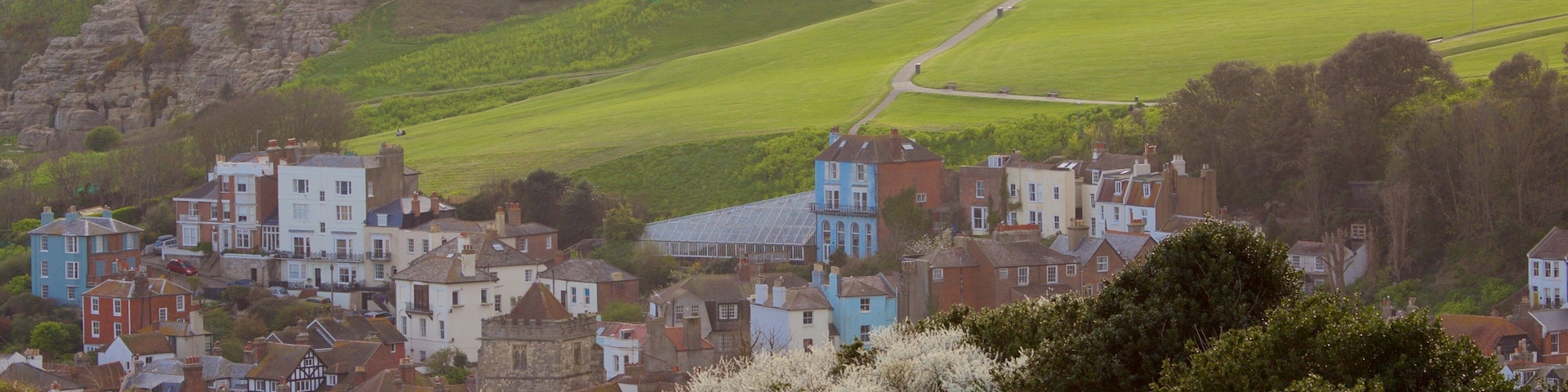 Hastings Country Park que inclui paisagens litorâneas, uma cidade pequena ou vila e um jardim