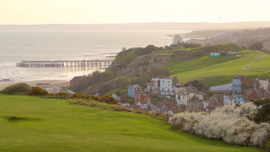 Hastings Country Park ofreciendo una pequeña ciudad o pueblo, un parque y vistas generales de la costa