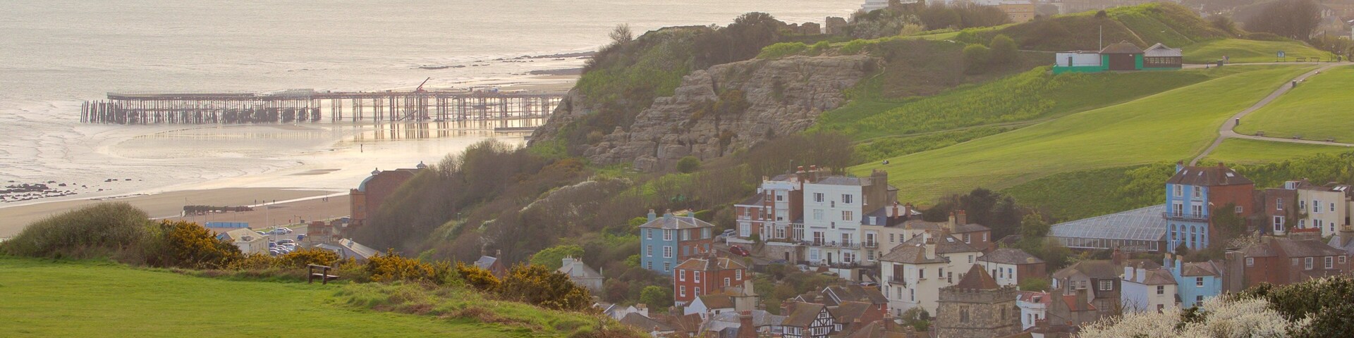 Hastings Country Park mit einem allgemeine Küstenansicht, Kleinstadt oder Dorf und Park