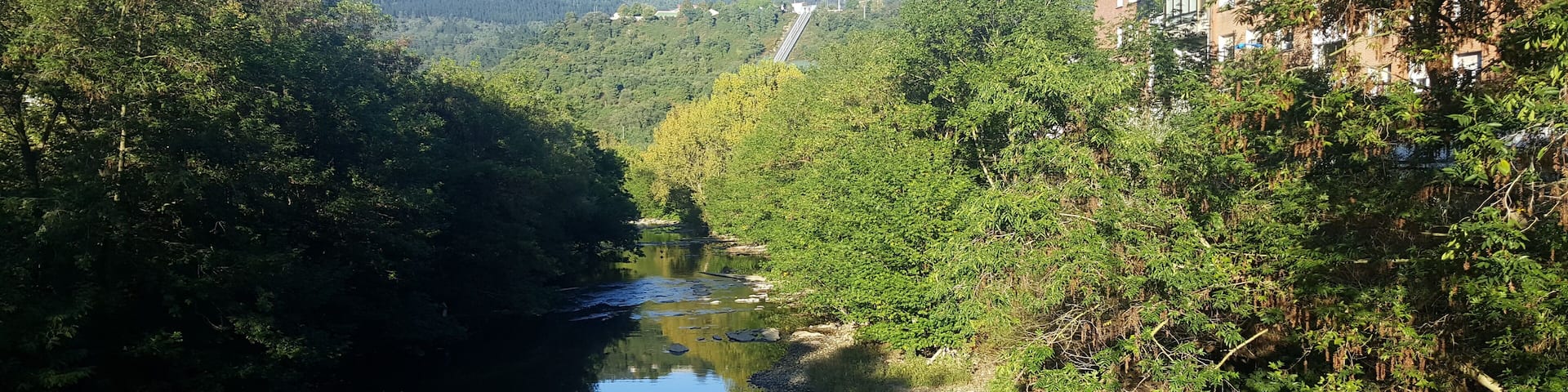 Ibaizabal ibaia zabala da Etxebarrin. Bukaeran Metroko igogailua San Antonio auzora igotzeko.
