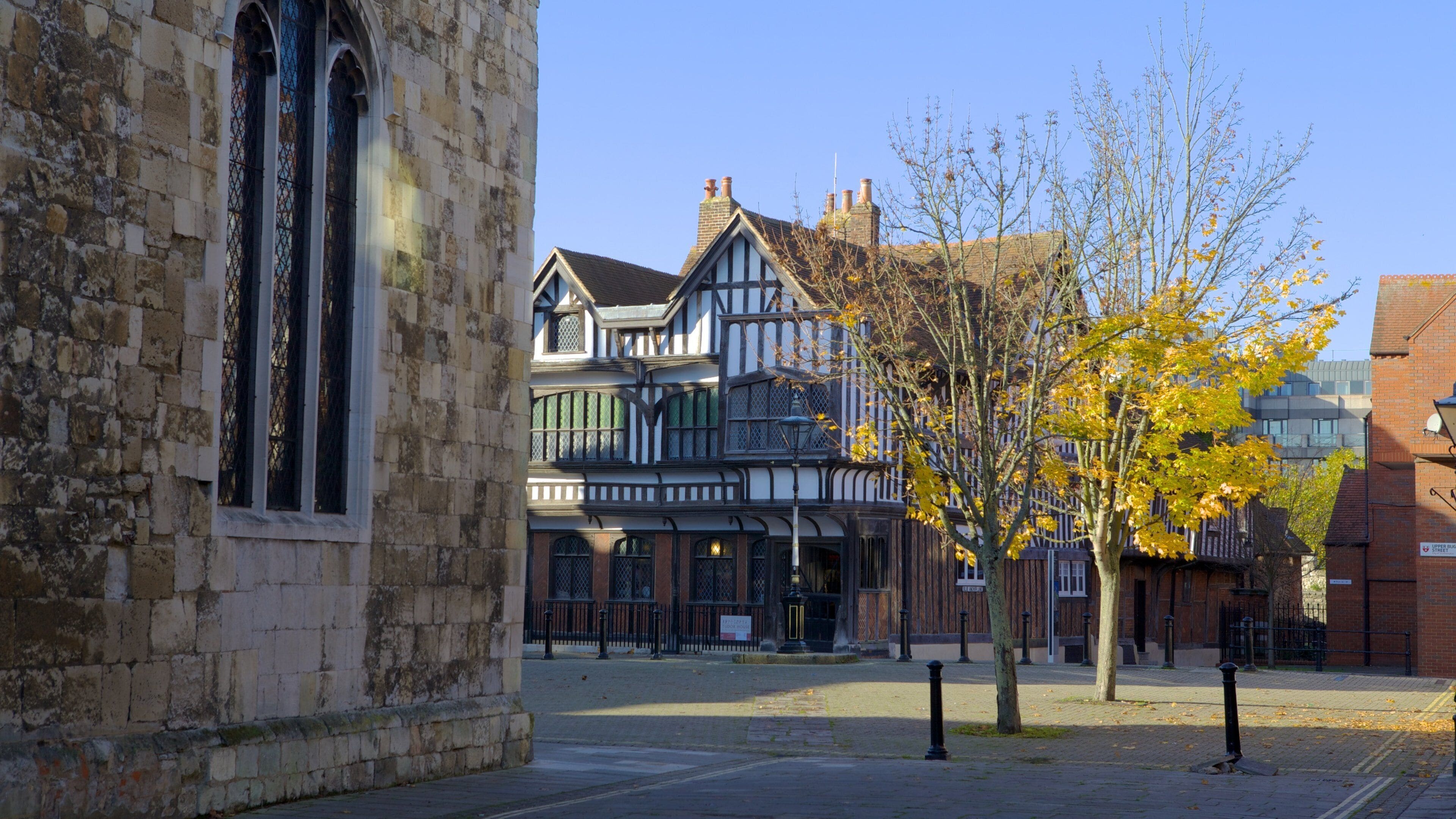 Tudor House and Garden フィーチャー 広場 と 家屋