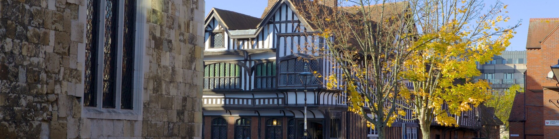 Tudor House and Garden mit einem Haus und Platz oder Plaza