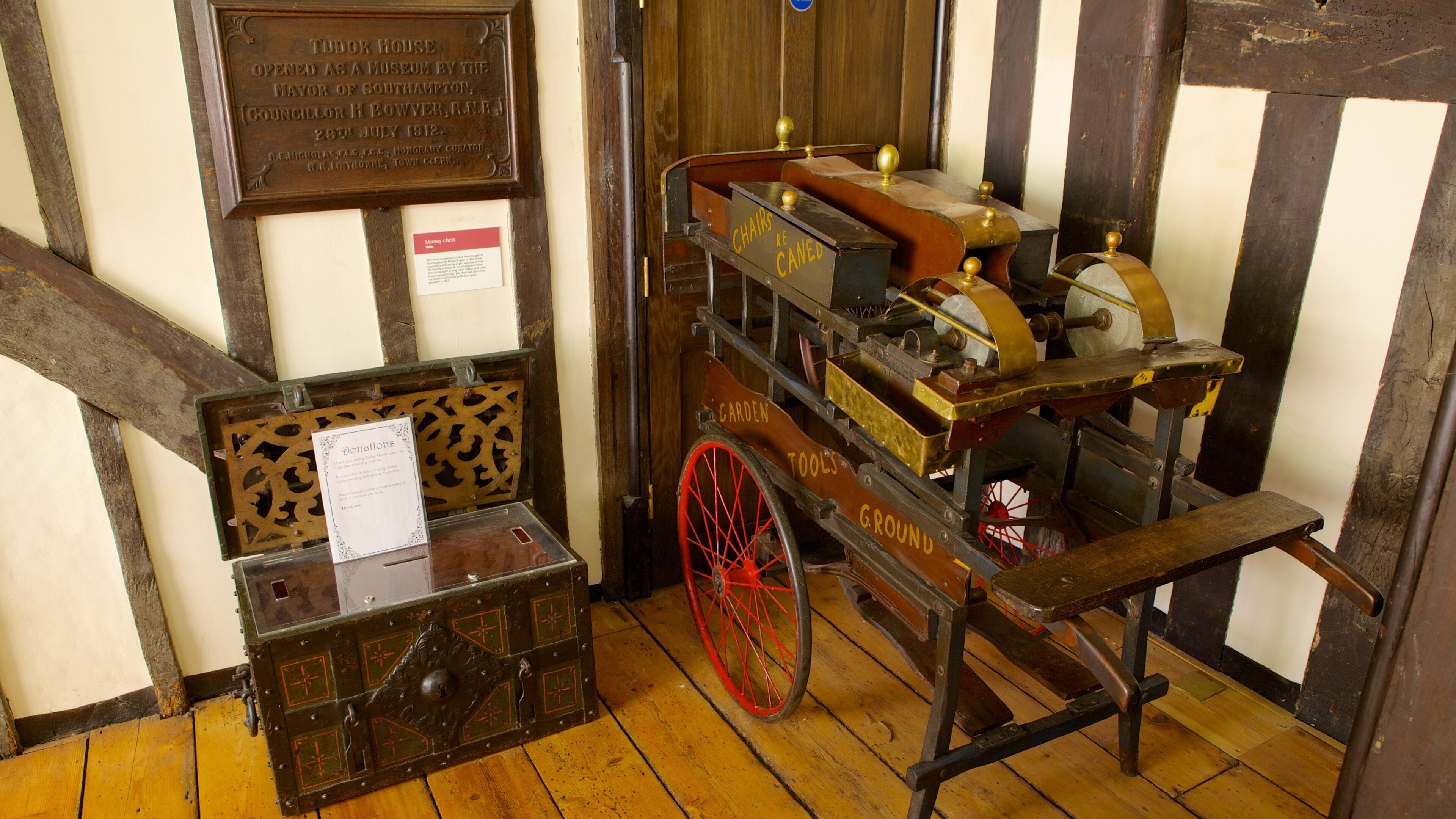 Jardines y Casa Tudor que incluye vista interna y una casa
