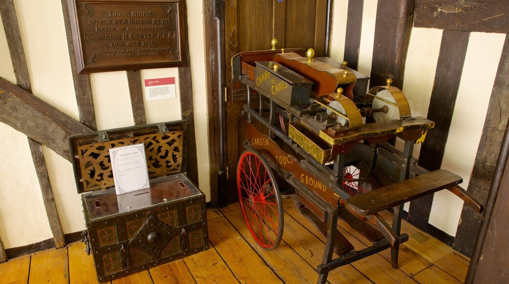 Jardines y Casa Tudor que incluye vista interna y una casa